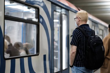 Moskova. - Rusya. 25 Eylül 2020. Koruyucu tıbbi maskeli bir adam metro istasyonunun platformunda trene binmeyi bekliyor. Koronavirüs salgınının ikinci dalgası..