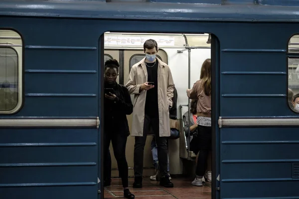 Moskwa Rosja Września 2020 Mężczyzna Wagonie Metra Entuzjazmem Patrzy Smartfona — Zdjęcie stockowe