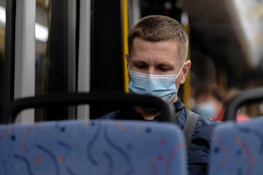 Moskova. - Rusya. 28 Eylül 2020. Şehir otobüsünde koruyucu maske takan bir adam. Viral enfeksiyonlar için önleyici önlemler. Koronavirüs salgınının ikinci dalgası.