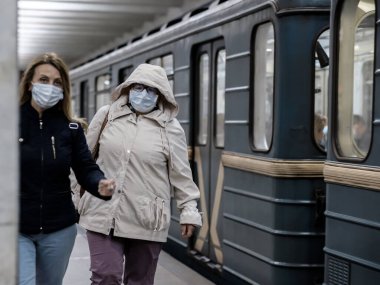 Moskova. - Rusya. 28 Eylül 2020. Koruyucu tıbbi maske takan bir kadın metro istasyonunda trene binmek için bekliyor. Koronavirüs salgınının ikinci dalgası..