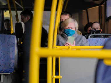Moskova. - Rusya. 29 Eylül 2020. Yüzünde tıbbi maske olan abuslu bir kadın. Koronavirüsün ikinci dalgası.