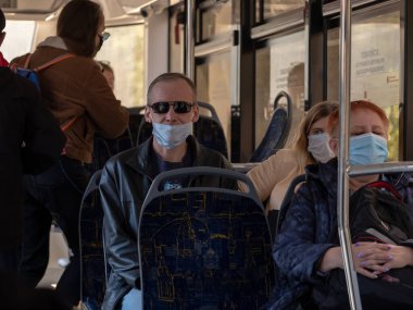 Moskova. - Rusya. 4 Ekim 2020. Şehir otobüsünde koruyucu bir maske takan bir adam..