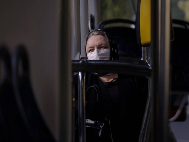 Moskova. - Rusya. 4 Ekim 2020. Yüzünde tıbbi maske olan abuslu bir kadın. Koronavirüsün ikinci dalgası.