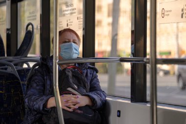 Moskova. - Rusya. 4 Ekim 2020. Yüzünde tıbbi maske olan abuslu bir kadın. Koronavirüsün ikinci dalgası.