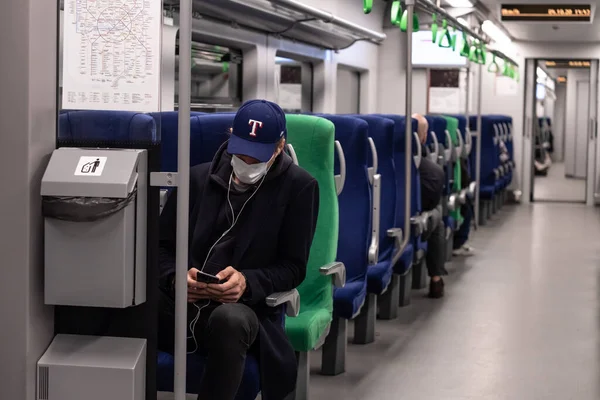 Moskau. Russland. 4. Oktober 2020. Ein Mann in einem U-Bahn-Wagen. Der Passagier hat eine medizinische Schutzmaske auf dem Gesicht. — Stockfoto