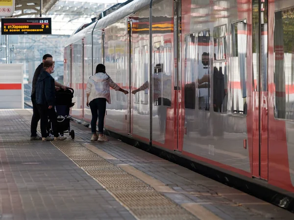 Moskau. Russland. 4. Oktober 2020. Eine Gruppe von Reisenden mit medizinischen Masken wartet auf einem Bahnsteig der U-Bahn-Station darauf, in einen Zug zu steigen. — Stockfoto