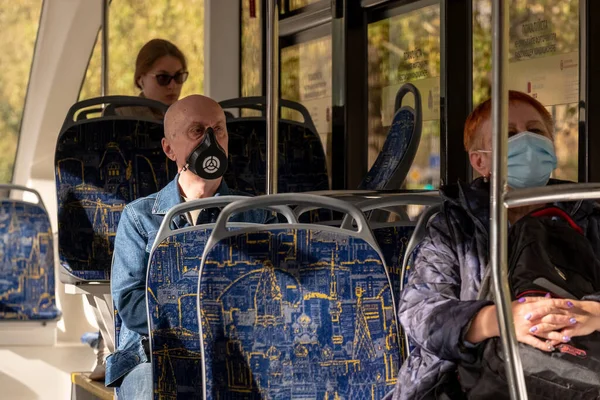 Moscú. Rusia. 4 de octubre de 2020. Un hombre en un autobús de la ciudad con una máscara médica protectora. — Foto de Stock