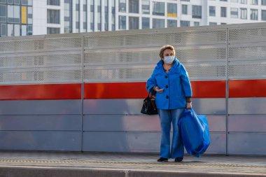 Moskova. - Rusya. 4 Ekim 2020. Korumacı tıbbi maskeli yetişkin bir kadın metro istasyonunda duruyor. 