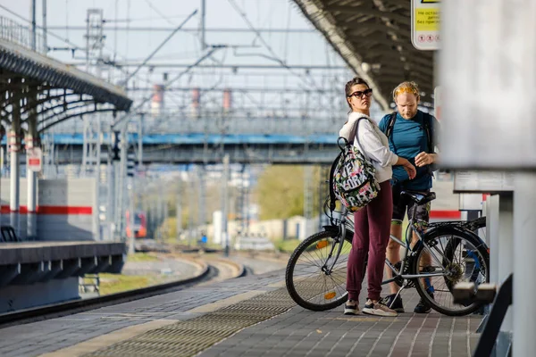 Moskau. Russland. 4. Oktober 2020 Ein junges Mädchen und ein Mann mit Fahrrädern stehen auf dem Bahnsteig eines Bahnhofs — Stockfoto