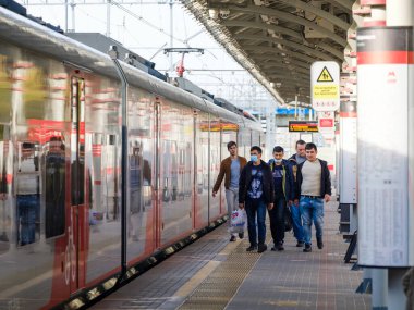 Moskova. - Rusya. 4 Ekim 2020. Tren istasyonunun platformunda koruyucu maskeli bir grup yolcu.