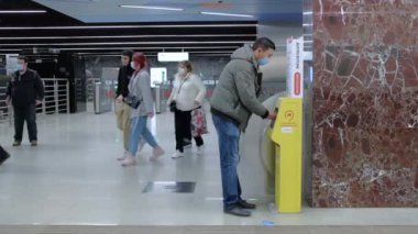 Moskova. - Rusya. 5 Ekim 2020. Bir adam metro istasyonunda özel bir makinede ellerine antiseptik veriyor.. 