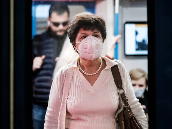 Mosca. Russia. 25 settembre 2020. Una giovane donna con una maschera protettiva sul viso si trova in un vagone della metropolitana. — Foto Stock
