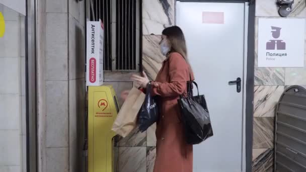 Moskau. Russland. 8. Oktober 2020. Passagiere in medizinischen Masken passieren automatische Drehkreuze an einer U-Bahn-Station. — Stockvideo