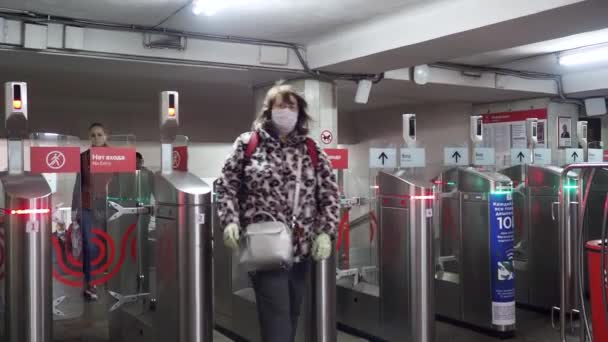 Mosca. Russia. 8 ottobre 2020. I passeggeri con maschere mediche passano attraverso tornelli automatici in una stazione della metropolitana. — Video Stock