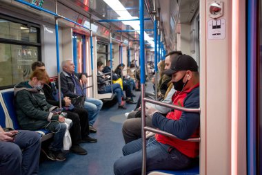 Moskova. - Rusya. 28 Eylül 2020. Metro vagonunda bir adam. Yolcunun yüzünde koruyucu bir tıbbi maske var.. 