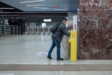 Moskova. - Rusya. 5 Ekim 2020. Bir yolcu ellerini antiseptikle otomatik özel bir cihazda tedavi ediyor.