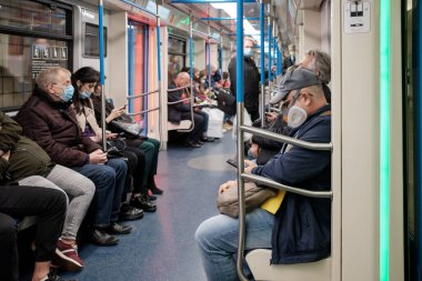 Moskova. - Rusya. 5 Ekim 2020 Metro vagonunda yüzünde solunum maskesi olan bir adam. 