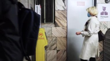 Moskova. - Rusya. 8 Ekim 2020. Metrodan ayrılan yolcular ellerini otomatik dezenfektanla dezenfekte ediyorlar..