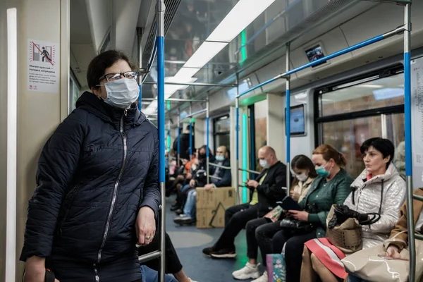 Mosca. Russia. 5 ottobre 2020. Giovane donna con gli occhiali in un vagone della metropolitana con una maschera sul viso — Foto Stock