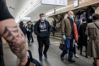 Moskova. - Rusya. 5 Ekim 2020 Bir metro istasyonunda yüz maskeli insanlar.