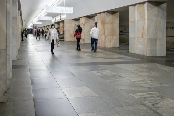 Moscovo. A Rússia. Outubro 5, 2020 Pessoas passageiros com máscaras faciais dentro de uma estação de metro. — Fotografia de Stock