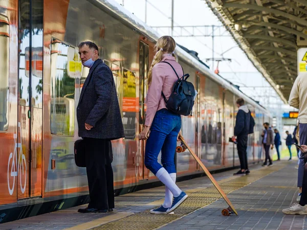 Moskau. Russland. 4. Oktober 2020. Blondes Teenie-Mädchen mit Schutzmaske steht auf dem Bahnsteig des Bahnhofs — Stockfoto