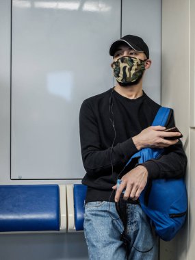 Moskova. - Rusya. 5 Ekim 2020 'de metro vagonunda bir adam telefonuna hevesle bakıyor.. 
