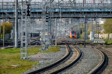 Moskova Merkez Daire Hattı 'nın bir bölümünde modern yüksek hızlı kırmızı tren.. 