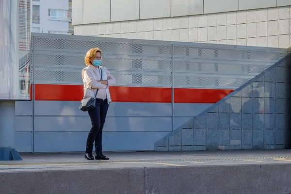Moskova. - Rusya. 4 Ekim 2020. Korumacı tıbbi maskeli yetişkin bir kadın metro istasyonunda duruyor. 