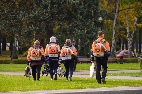 Moskow. Rusia. 11 Oktober 2020 Sekelompok pekerja utilitas dengan blower bermotor di punggung mereka berjalan menyusuri jalan — Stok Foto