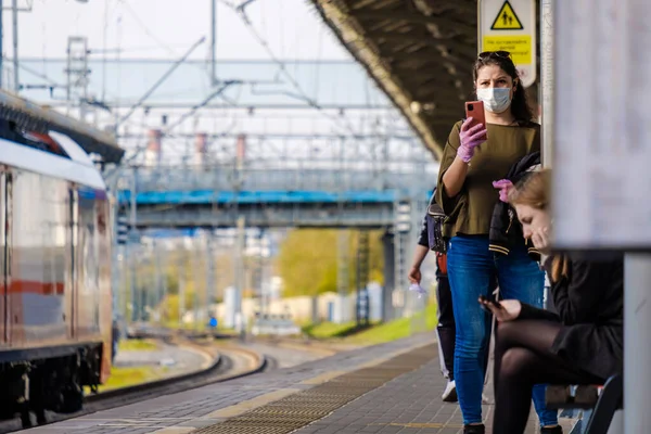 Moskau. Russland. 4. Oktober 2020 Ein junges Mädchen mit Schutzmaske steht auf einem U-Bahnsteig — Stockfoto