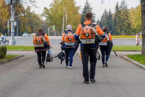 Μόσχα. Ρωσία. 11 Οκτωβρίου 2020 Μια ομάδα εργαζομένων με μηχανοκίνητα φυσητήρες στις πλάτες τους περπατά στο δρόμο — Φωτογραφία Αρχείου