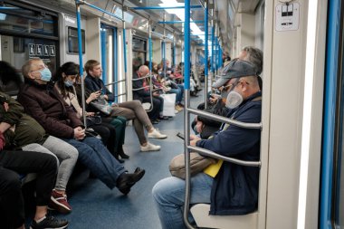 Moskova. - Rusya. 5 Ekim 2020 Metro vagonunda yüzünde solunum maskesi olan bir adam. 
