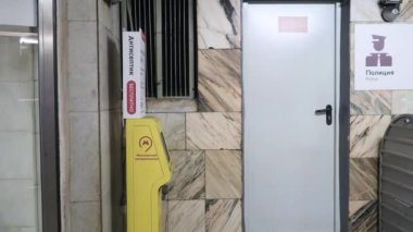 Moskova. - Rusya. 8 Ekim 2020. Metrodan ayrılan yolcular ellerini otomatik dezenfektanla dezenfekte ediyorlar..