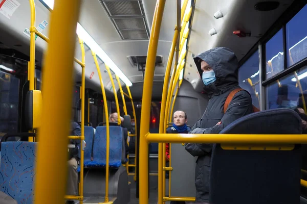 В Москве. Россия. 9 октября 2020 года. Человек в городском автобусе в защитной медицинской маске. — стоковое фото