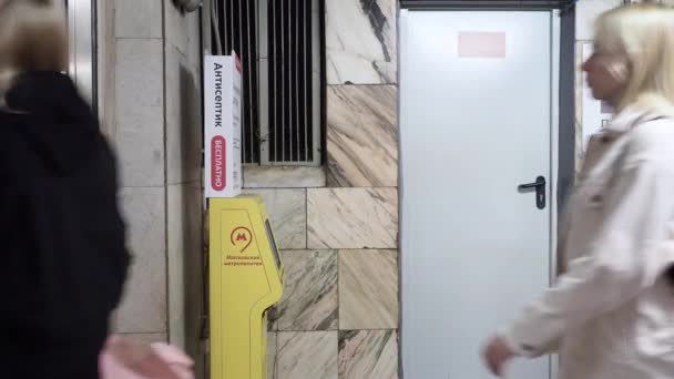 Moskau. Russland. 8. Oktober 2020. Passagiere, die die U-Bahn verlassen, desinfizieren sich in einem automatischen Desinfektionsmittel die Hände. — Stockvideo