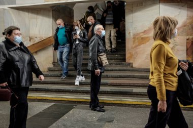 Moskova. - Rusya. 5 Ekim 2020 Metro istasyonunda koruyucu maskeli yolcular merdivenlerden iniyor. Koronavirüse karşı koruyucu önlemler