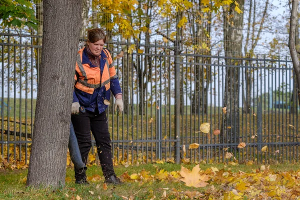 Moskow Rusia Oktober 2020 Seorang Pekerja Utilitas Perempuan Menggunakan Blower — Stok Foto