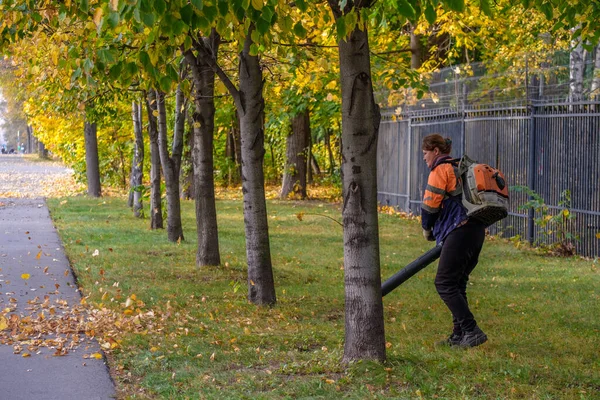 Moskow Rusia Oktober 2020 Seorang Pekerja Utilitas Perempuan Menggunakan Blower — Stok Foto