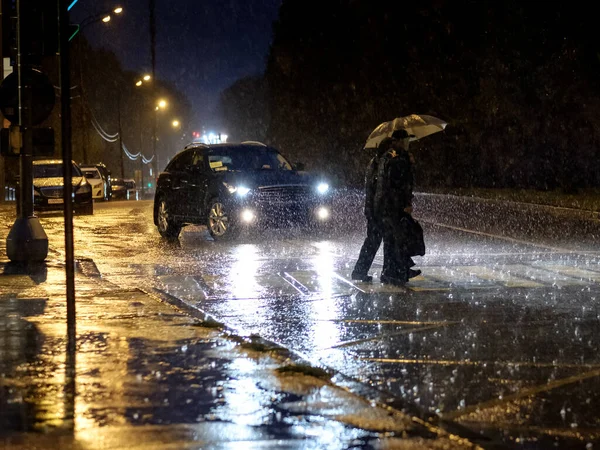 View Pedestrian Crossing City Night Heavy Downpour Silhouettes People Umbrellas — Stock Photo, Image