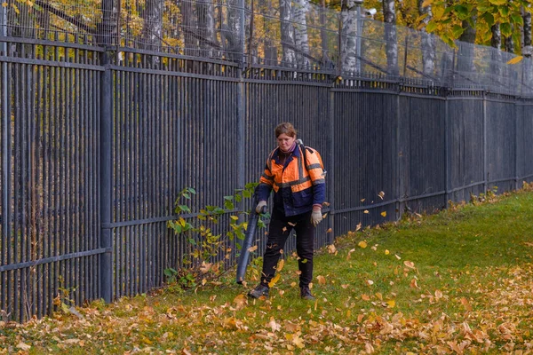 Moscú Rusia Octubre 2020 Una Trabajadora Servicios Públicos Usa Soplador — Foto de Stock