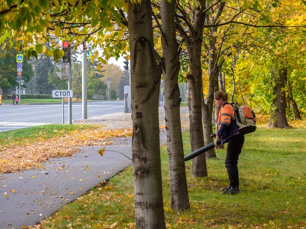 Moscú Rusia Octubre 2020 Una Trabajadora Servicios Públicos Usa Soplador — Foto de Stock