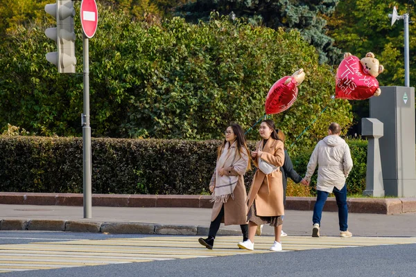 Μόσχα Ρωσία Οκτωβρίου Ένα Ζευγάρι Κορίτσια Μπεζ Παλτά Κρατούν Κόκκινα — Φωτογραφία Αρχείου