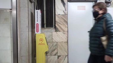 Moskova. - Rusya. 8 Ekim 2020. Metrodan ayrılan yolcular ellerini otomatik dezenfektanla dezenfekte ediyorlar. Viral enfeksiyonların yayılmasını önlemek için devlet önlemleri. Koronavirüsün ikinci dalgası.