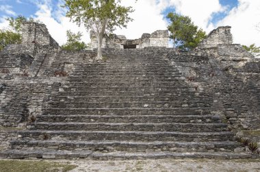 Kinichna Costa Maya, Meksika yakınındaki antik Maya piramidin görünümünü.