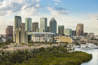 Şehir Tampa, Florida, pahalı evleri ve bağlantı noktası düşük havadan görünümü.