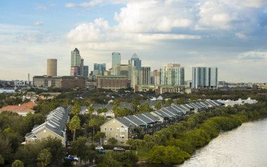 Tampa, Florida pahalı waterfront ile ön planda evleri şehir merkezinin düşük havadan görünümü.