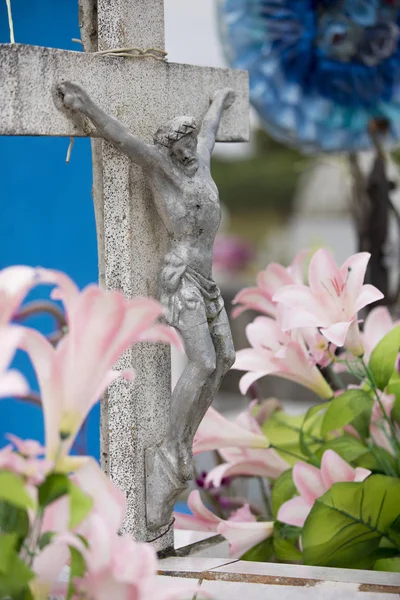 十字架は メキシコの死者の日のための花の装飾に囲まれています — ストック写真