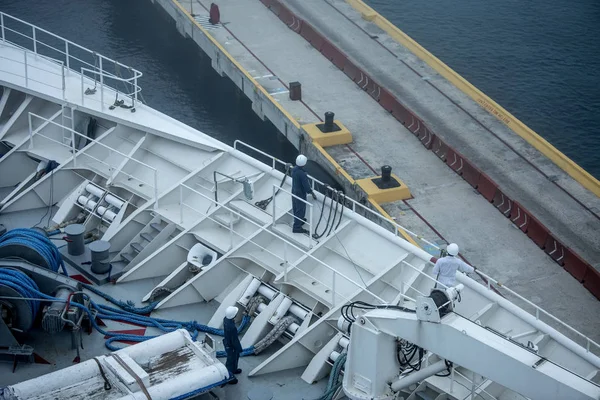 Hombres Atracando Barco Puerto Niebla — Foto de Stock