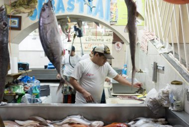 Cozumel, Meksika-Ocak 17, 2019: Tanımlanamayan işçi Satıyoruz taze balık Cozumel, Meksika için bir market bir ahır.